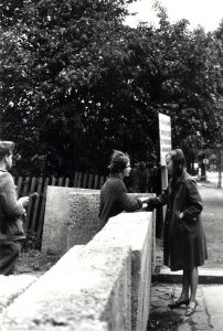 Gespräch zweier Freundinnen über die Mauer an der Harzer Straße an der Sektorengrenze Neukölln/Treptow, 23. August 1961. Landesarchiv Berlin, Foto: Horst Siegmann; F Rep. 290, Nr. 76482
