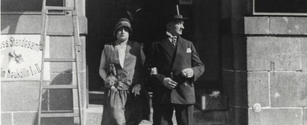 Hochzeitspaar beim Verlassen des Preußischen Standesamtes I und II (Neukölln) um 1920, Quelle: Landesarchiv Berlin, F Rep. 290 Nr. 0276530, Fotograf: Frank Schmidt