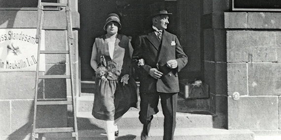 bridal couple leaving Prussian registry office I and II (Neu¬kölln) around 1920, source: Lan¬des¬ar¬chiv Ber-lin, F Rep. 290 no. 0276530, photographer: Frank Schmidt