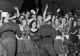 Eröffnung der VII. Internationalen Filmfestspiele Berlin, Fans vor dem Zoo-Palast, 21. Juni 1957, Landesarchiv Berlin, F Rep. 290 Nr. 0054602; Foto: Horst Siegmann
