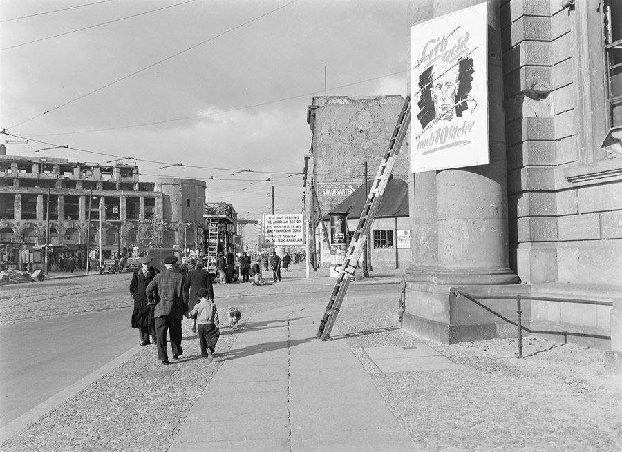 Warntafeln in West-Berlin mit Hinweisen auf die Sektorengrenze in der Prinz-Albrecht-Straße, mit Blick auf den Potsdamer Platz (Berlin-Kreuzberg/Mitte),
29. Oktober 1952