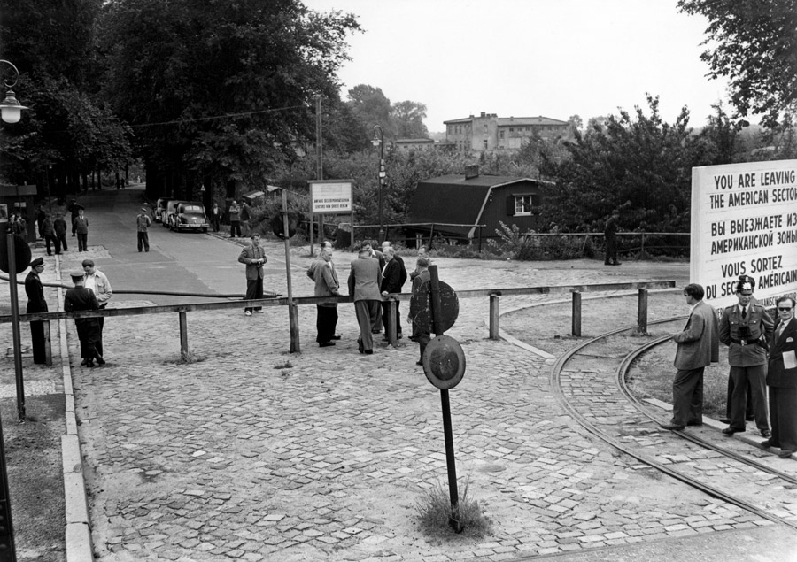 Lokaltermin der Wasserwerksdirektoren beider Stadtteile an der Sektorengrenze Späthbrücke (Berlin-Neukölln) im Rahmen eines Abkommens über die Trinkwasserversorgung der Bevölkerung im Bezirk Neukölln, 7. Juli 1953

