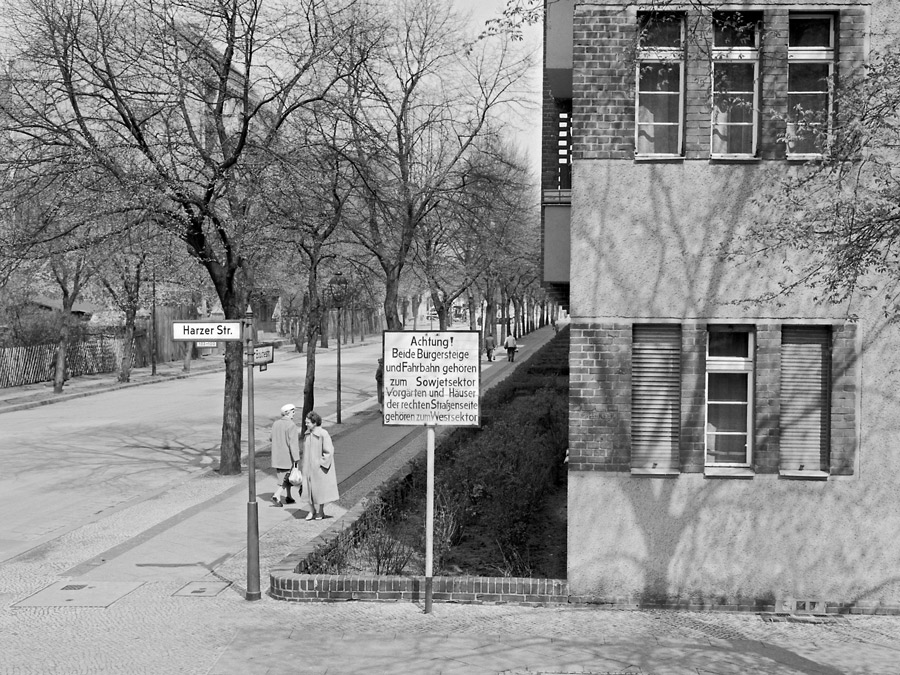 Straßenschild mit Hinweis auf den Wechsel der Sektorengrenze mitten durch die Vorgärten in der Bouchéstraße, Ecke Harzer Straße (Berlin-Neukölln), 10. Mai 1960