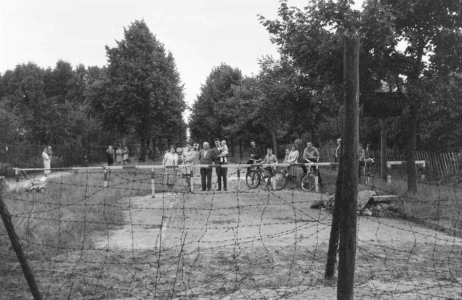 Absperrungen und Schlagbaum an der Grenze zur DDR am Buckower Damm zwischen Berlin-Neukölln/Buckow und dem Kreis Königs Wusterhausen, 13. August 1961