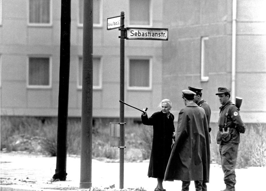 Passantin mit Soldaten an der Sebastianstraße, Ecke Heinrich-Heine-Straße (Berlin-Kreuzberg/Mitte), 15. August 1961