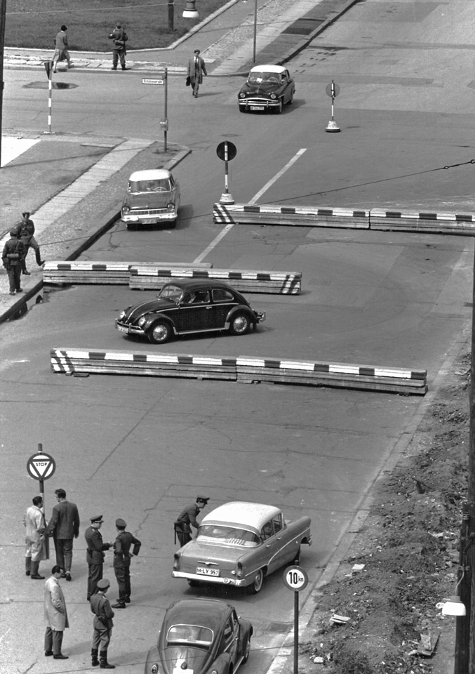 Slalomsperre für Fahrzeuge am Checkpoint Charlie in der Friedrichstraße (Berlin-Kreuzberg/Mitte), 17. August 1961