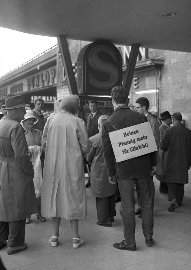 Gewerkschaftsaktion am Bahnhof Zoologischer Garten(Berlin-Charlottenburg) gegen die Benutzung der Berliner S-Bahn durch Menschen aus West-Berlin nach Schließung der Grenze von Ost- nach West-Berlin, 18. August 1961