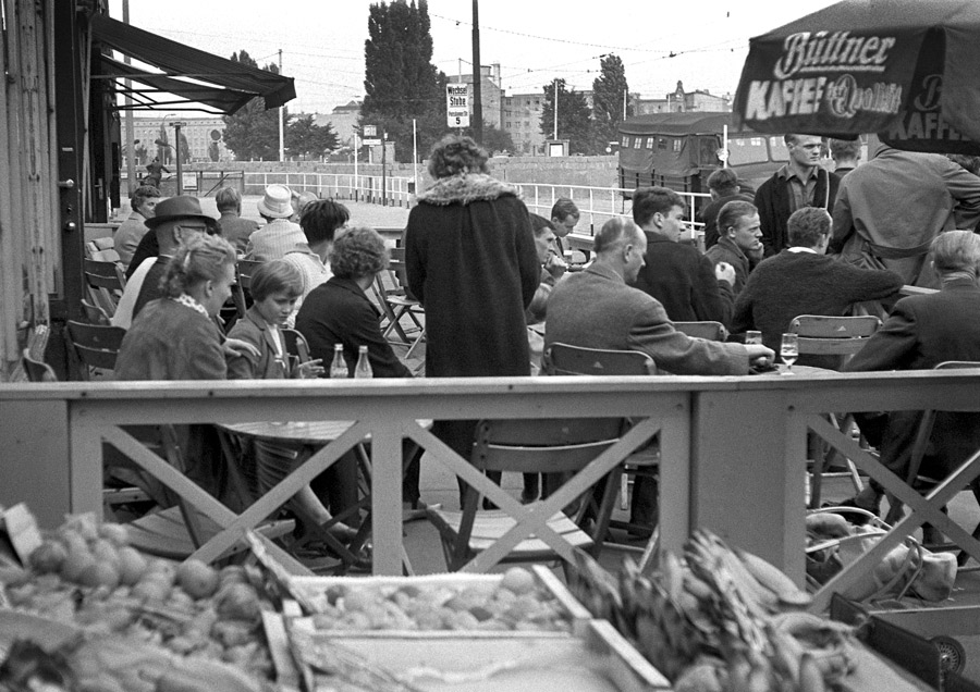 Kaffeepause am Potsdamer Platz in West-Berlin (Berlin-Tiergarten) in unmittelbarer Nähe zur frisch errichteten Mauer der so genannten ersten Generation, 24. August 1961