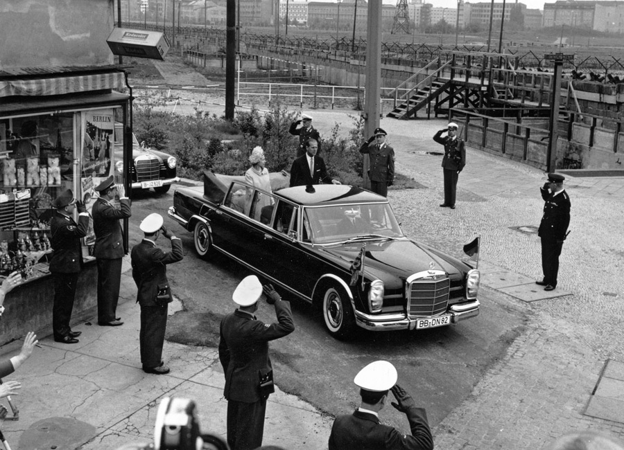 Das britische Königspaar, Königin Elisabeth II. und Prinz Philip, besichtigt während ihres Berlin-Aufenthaltes im Rahmen einer Stadtrundfahrt die Grenze nach Ost-Berlin am Potsdamer Platz (Berlin-Tiergarten), 27. Mai 1965
