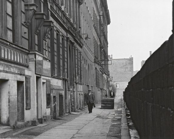 Mauer an der Grenze nach Ost-Berlin an der Sebastianstraße (Berlin-Kreuzberg) – der Bürgersteig gehört zu Ost-Berlin, die Häuserfronten zum Westteil der Stadt, 8. Mai 1969