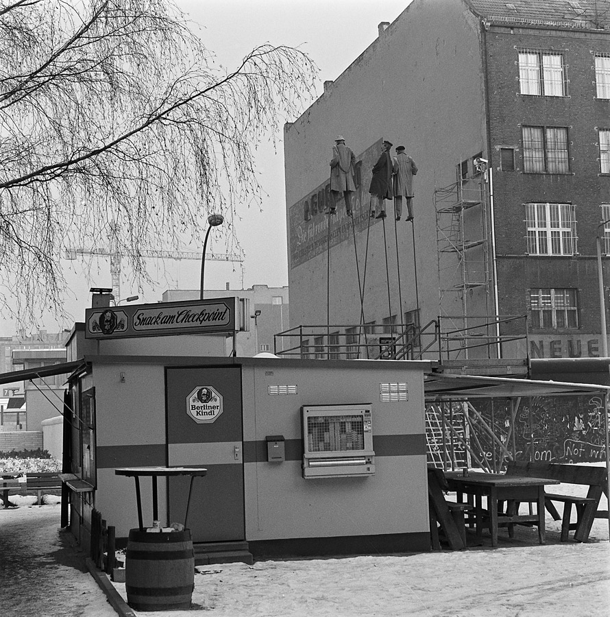 Kunstinstallation „Mauerkieker“ des Bildhauers Peter Lenk (geboren 1947, lebt in Ludwigshafen) an der Aussichtsplattform am Checkpoint Charlie in der Friedrichstraße (Berlin-Kreuzberg), 7. Januar 1986