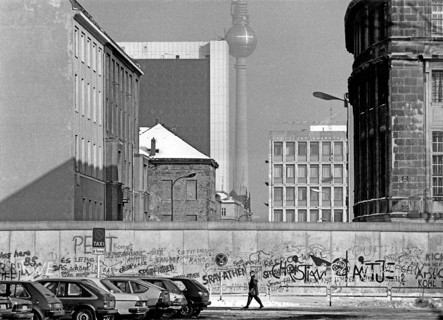 Berliner Mauer an der Scheidemannstraße, Ecke Ebertstraße (Berlin-Tiergarten) mit Blick auf den Fernsehturm am Alexanderplatz, 27. Februar 1986
