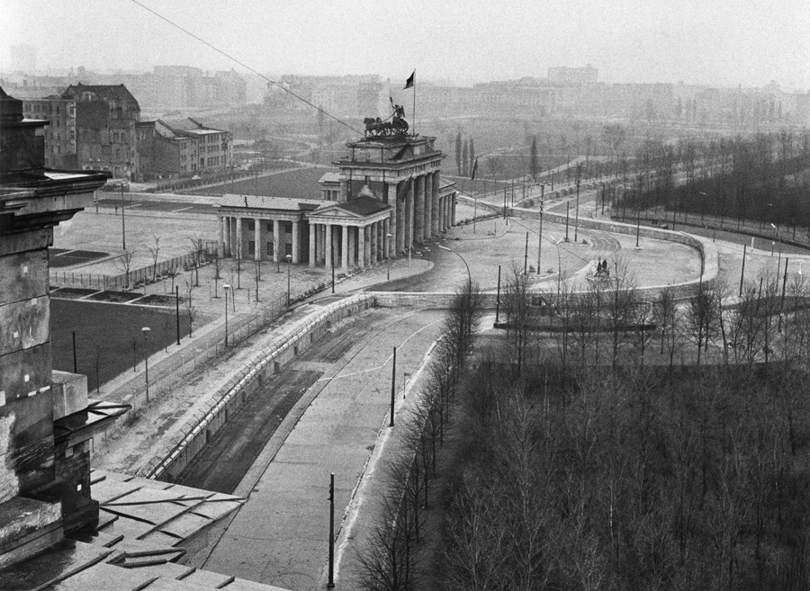 Mauer der so genannten zweiten Generation nach Ost-Berlin am Brandenburger Tor (Berlin-Tiergarten/Mitte) vom Reichstagsgebäude aus gesehen, 27. März 1962