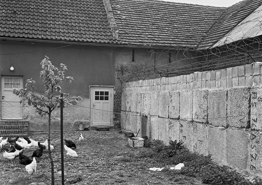 Mauer der so genannten ersten Generation zur DDR auf dem Gut Ritterfeld an der Gutsstraße am Groß-Glienicker See (Berlin-Spandau), Mai 1962


