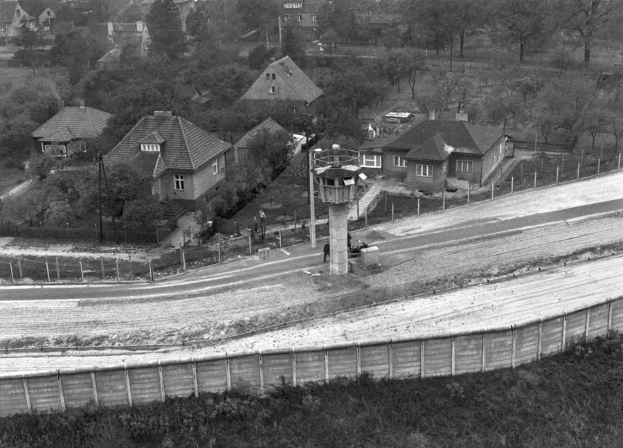 Luftaufnahme der Grenzanlage zwischen Schönwalde (Kreis Nauen) an der Berliner Allee (im Hintergrund die Wohnhäuser in Schönwalde) und dem Bezirk Berlin-Spandau, 22. Oktober 1976