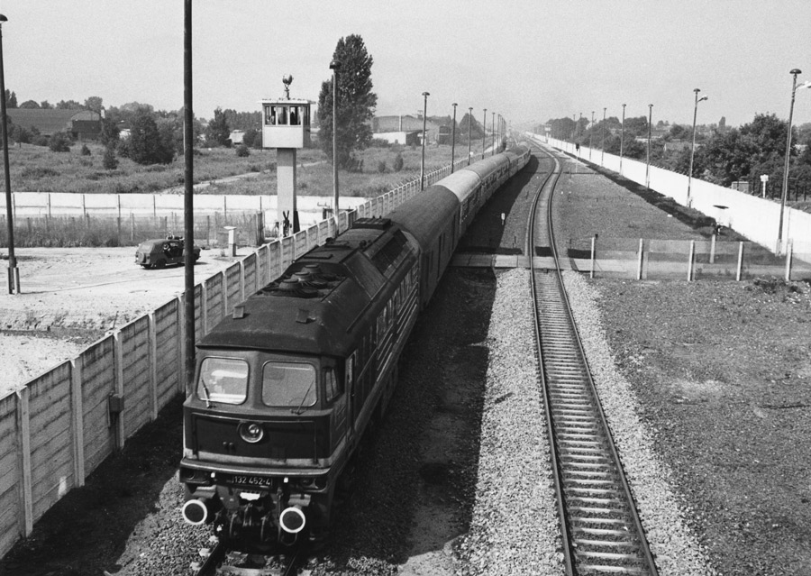 Grenzanlage zur DDR im Kreis Nauen entlang der Bahnstrecke in Richtung Wustermark, vom Finkenkruger Weg (Berlin-Spandau/Staaken) aus gesehen, August 1981
