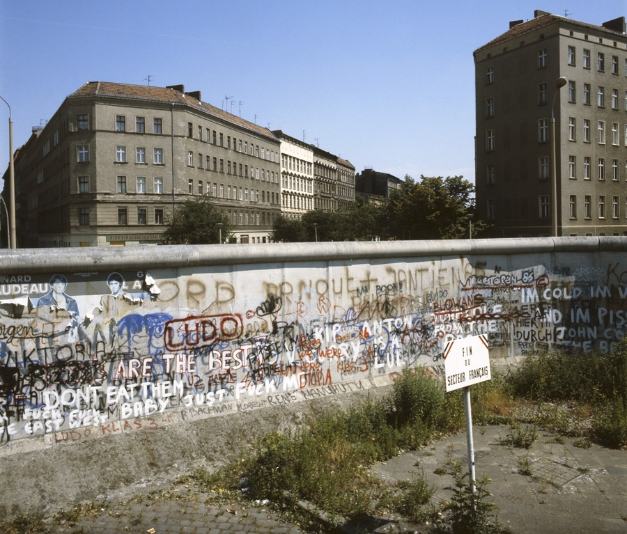 Mauer der so genannten vierten Generation an der Ber-
nauer Straße (Berlin-Wedding) mit Blick auf die dahinter 
liegende Oderberger Straße (Berlin-Prenzlauer Berg), 1986