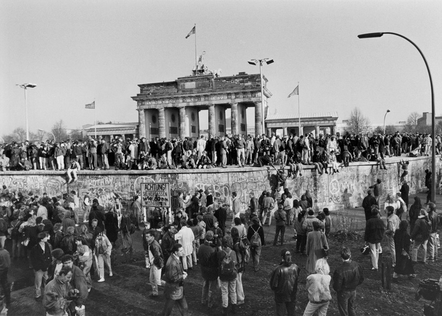 Mauer am Brandenburger Tor (Berlin-Tiergarten/Mitte) nach Aufhebung der Reisebeschränkung für Bürgerinnen und Bürger der DDR in der Nacht vom 9. zum 10. November 1989, 11. November 1989