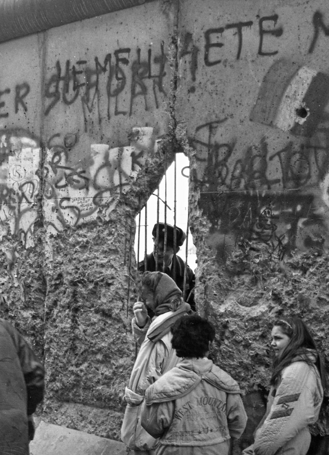 Mauerstücke sind als Souvenir beliebt, wie der Mauerabschnitt rund um das Brandenburger Tor einen Monat nach der Öffnung des neuen Grenzübergangs am Brandenburger Tor (Berlin-Tiergarten/Mitte) zeigt, 26. Dezember 1989