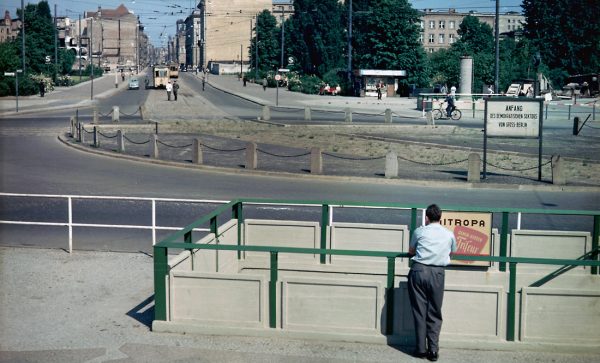Blick vom West-Berliner Eingang des S-Bahnhofs Potsdamer Platz (Berlin-Tiergarten/Mitte) in die Leipziger Straße nach Ost-Berlin, Frühjahr/Sommer 1958