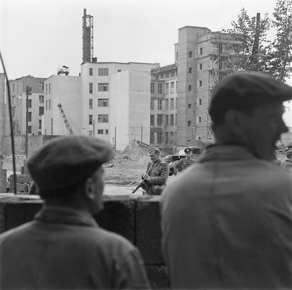 Soldaten der NVA überwachen den Bau der Berliner Mauer an der Jerusalemer Straße, Ecke Zimmerstraße (Berlin-Kreuzberg/Mitte), 18. August 1961
