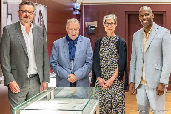 Prof. Dr. Uwe Schaper, Dr. Rainer Theobald, Dr. Stephanie Tasch, Joe Chialo. Foto: Paul Grönboldt / Landesarchiv Berlin