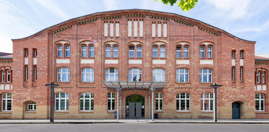 Gebäude des Landesarchivs Berlin mit Eingangsbereich