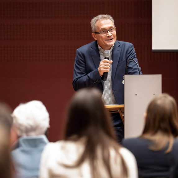 Sven Kriese, Direktor des Landesarchivs Berlin, spricht am Mikrofon zu den vor ihm sitzenden Gästen.