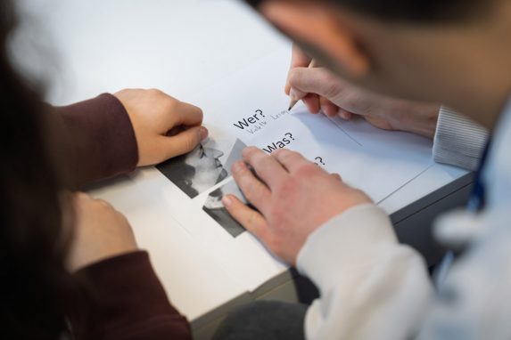 Impression aus dem Workshop mit Schüler*innen zur Graphic Novel „Die Geschichte von Francine R.“ im Landesarchiv.