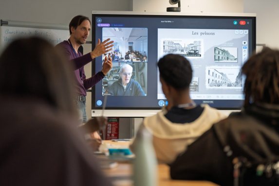 Impression aus dem Workshop mit Schüler*innen zur Graphic Novel „Die Geschichte von Francine R.“ im Landesarchiv.