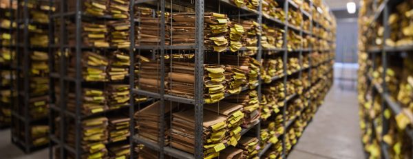 Aktenstapel in Metallregalen