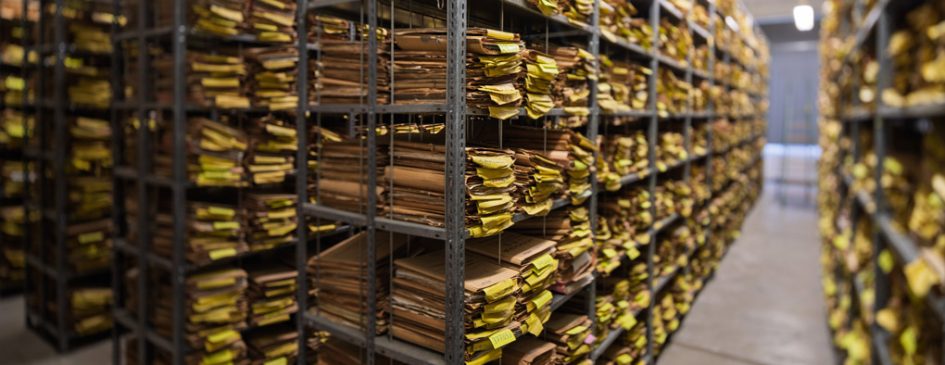 Aktenstapel in Metallregalen