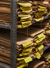 Rahmenprogramm zur Ausstellung Aktenstapel in Regal