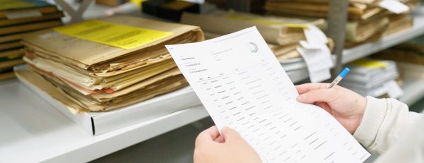 Regaldetail mit Akte