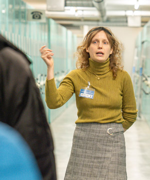 Blick ins Magazin, Refertentin spricht vor Besucher*innen.